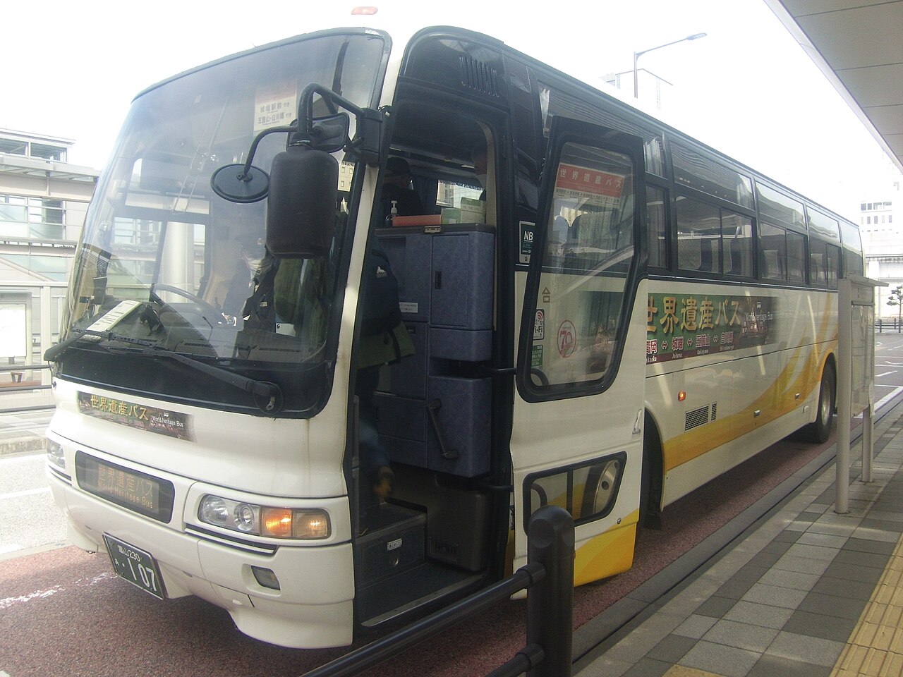 Gokayama - Shirakawgo World Heritage Bus.jpg
