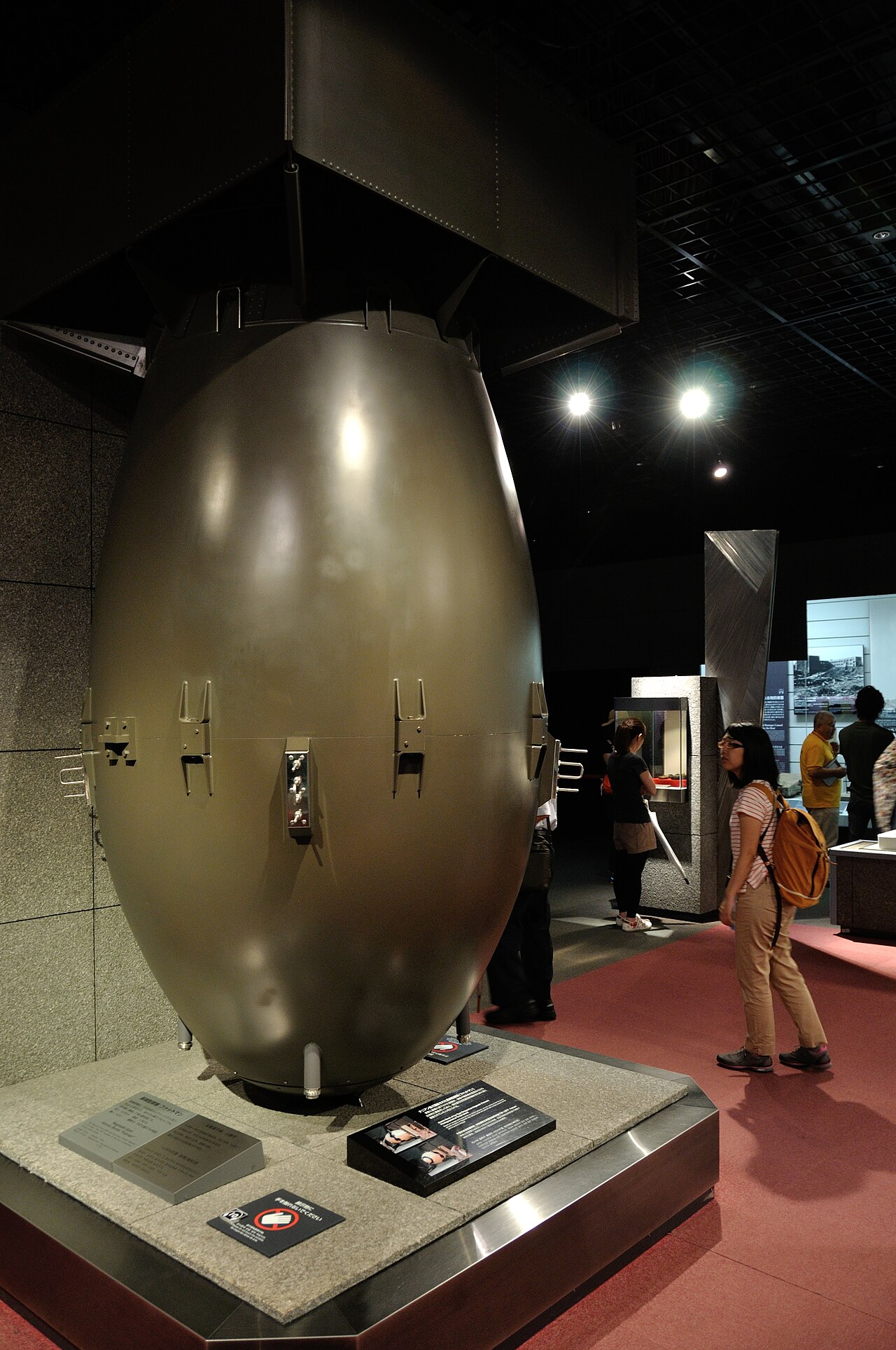 Life-size model of "Fat Man" in Nagasaki Atomic Bomb Museum 2013-08-26.jpg